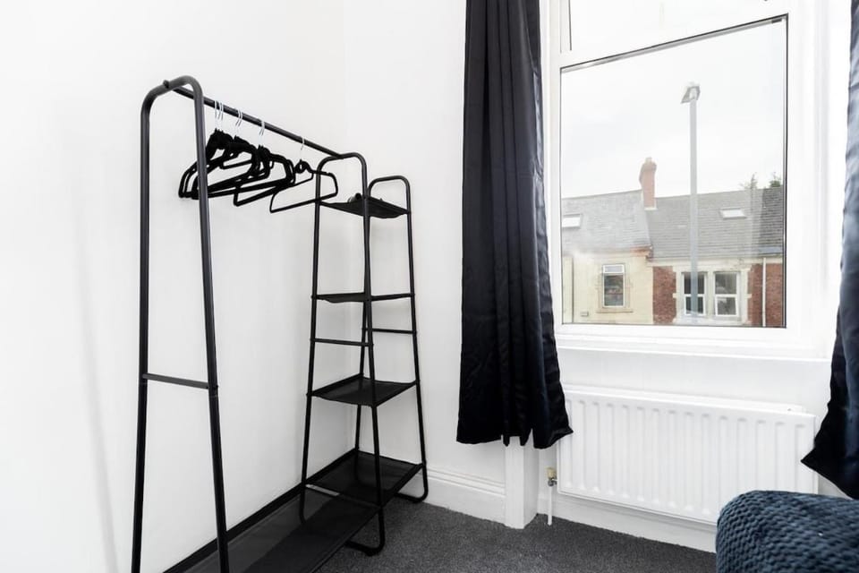 Spacious 4BR House Sleeps 7 Free WiFi Apartment in Gateshead