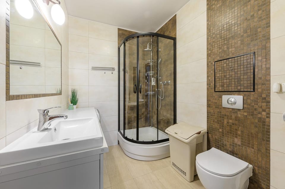 Shower, Toilet