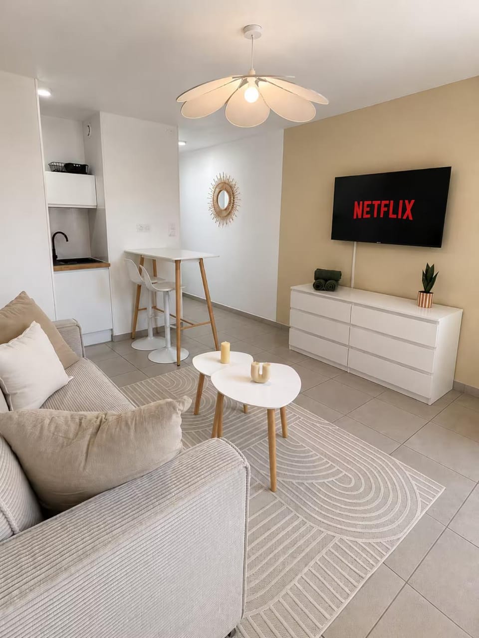 TV and multimedia, Living room, Seating area, internet