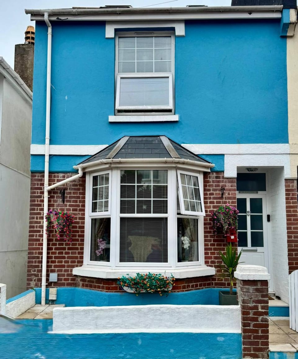 Paignton Beach House, 3 bedrooms, 2 bathrooms, dog friendly, 5 mins to the beach House in Paignton