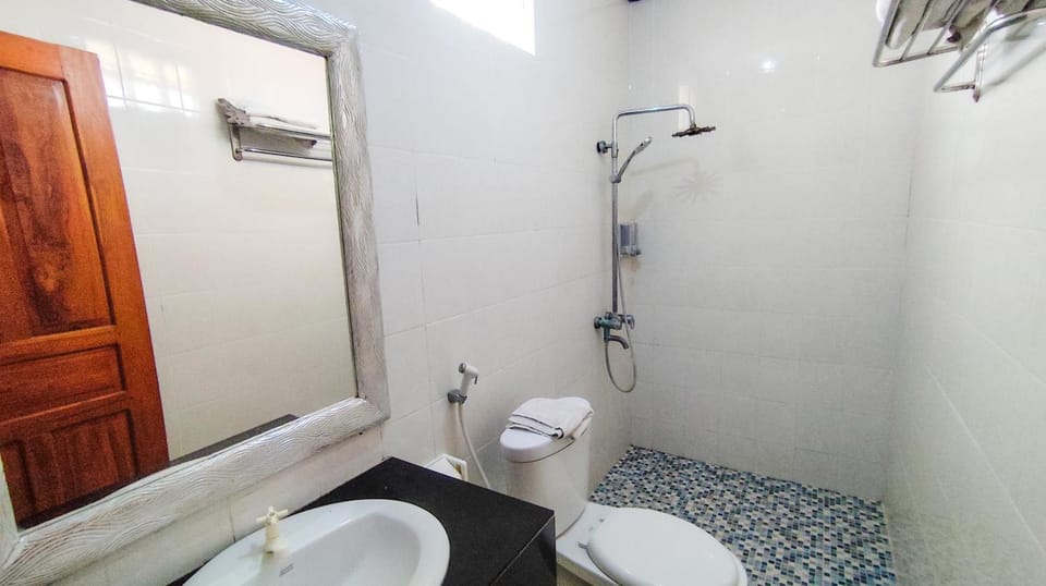 Shower, Toilet, Bathroom, bidet, towels