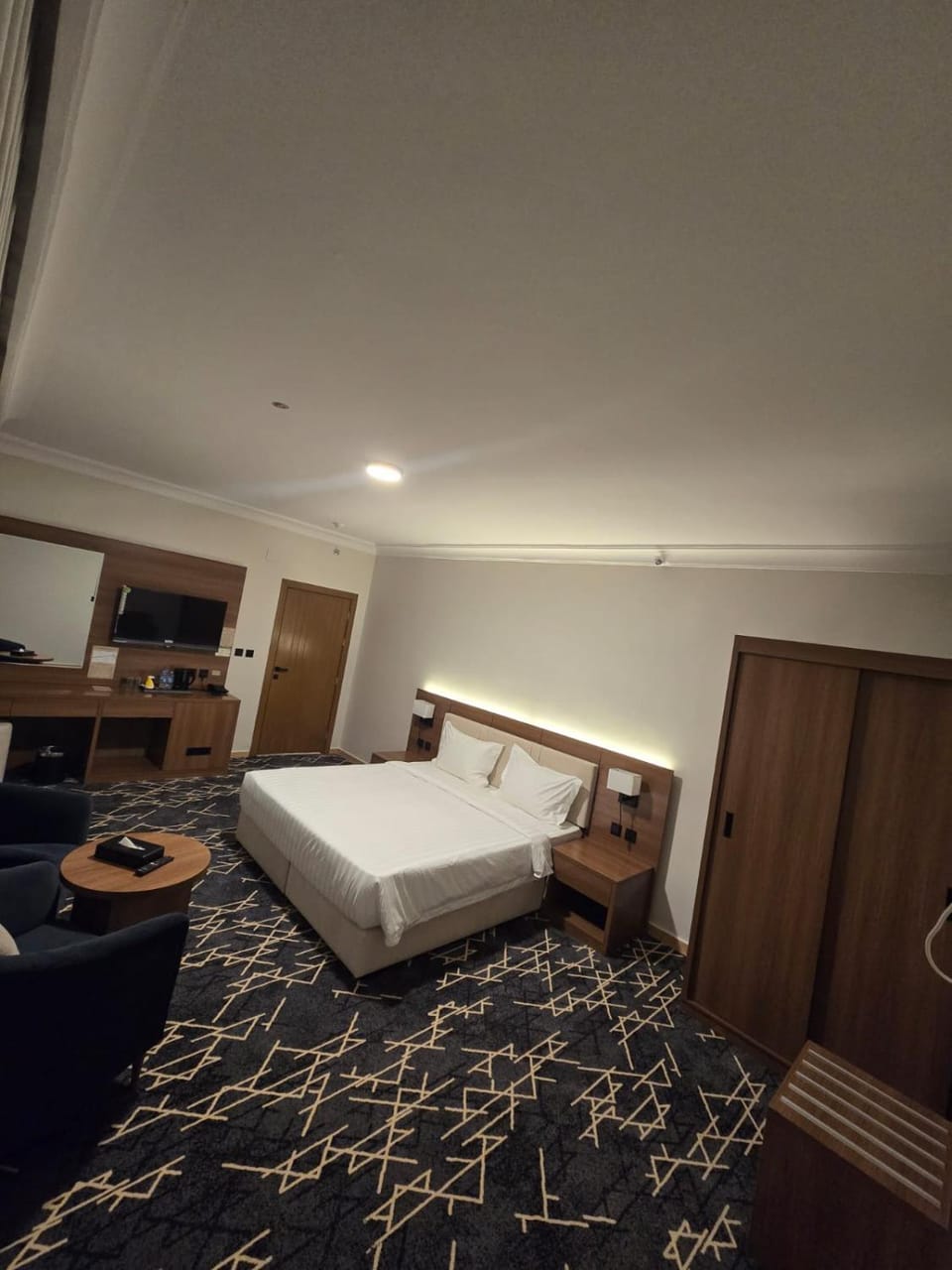 Photo of the whole room, Bedroom