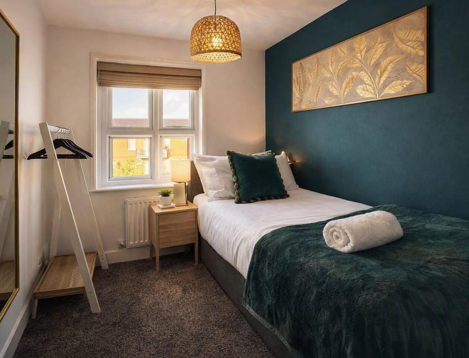 Prime Location Modern Home, Sleeps 5, Free Parking House in Coventry