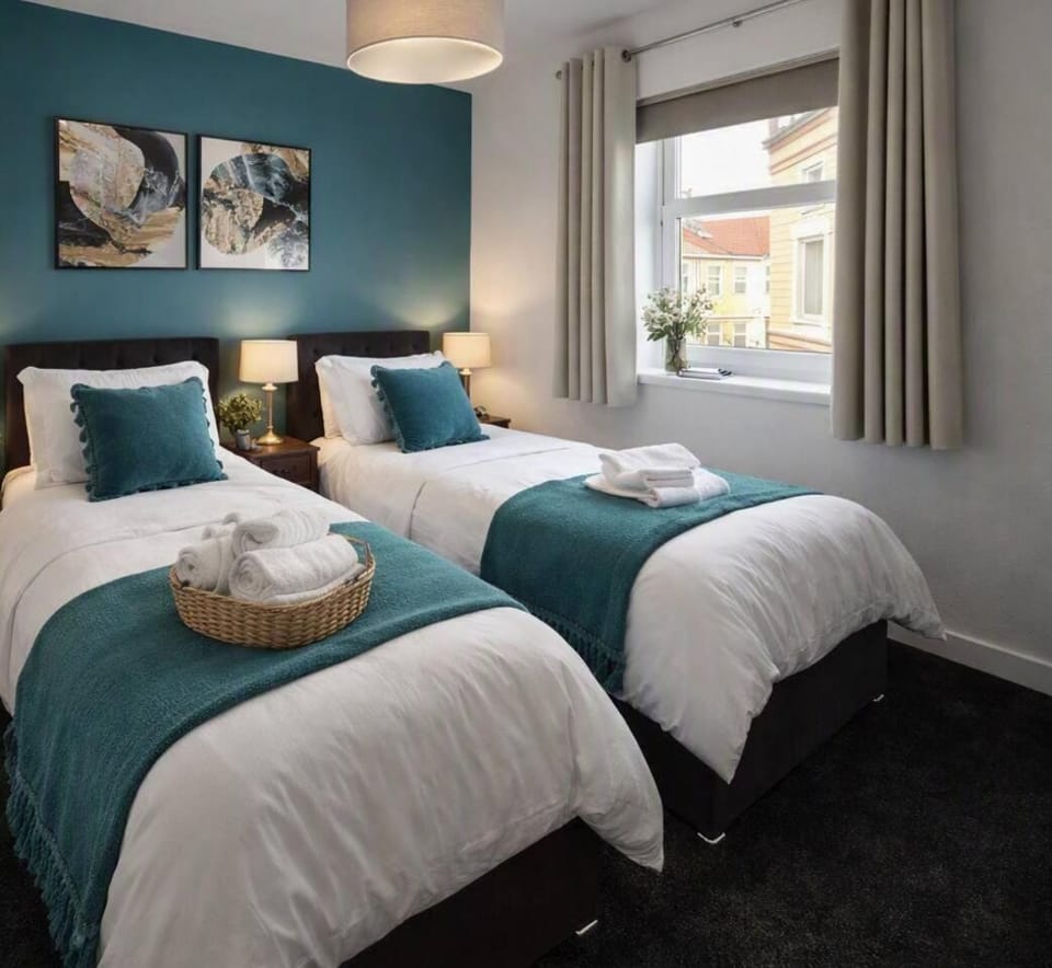 Prime Location Modern Home, Sleeps 5, Free Parking House in Coventry