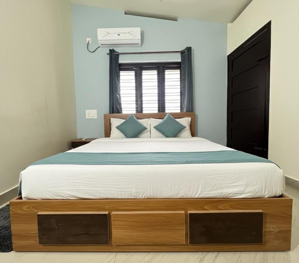 Bed, Photo of the whole room, Bedroom, air conditioner