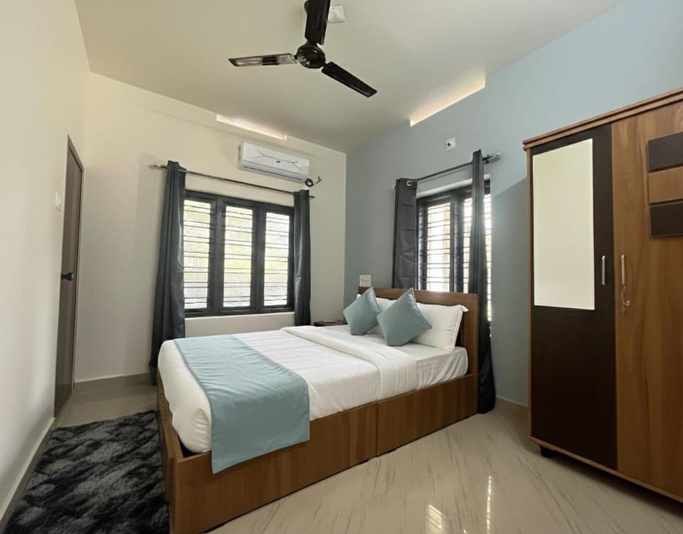Bed, Photo of the whole room, Bedroom, wardrobe, air conditioner
