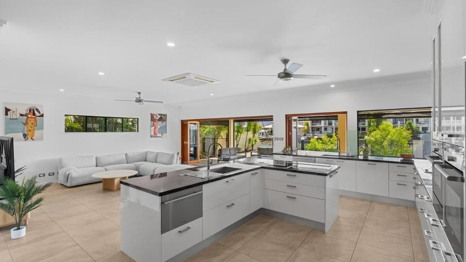 Waterfront villa with pool, pontoon & piano House in Cairns