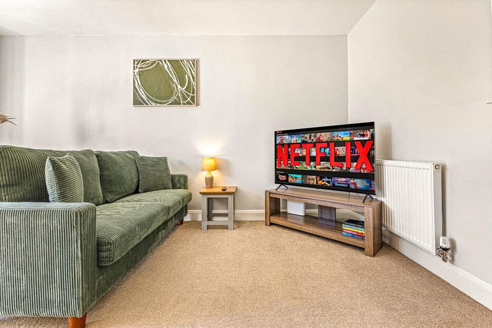 Communal lounge/ TV room, TV and multimedia, Living room, Seating area, internet