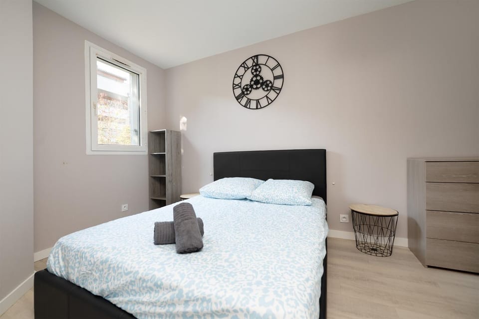 Bed, Photo of the whole room, Bedroom, towels