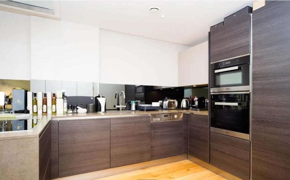 Luxury 2 Bed 2-Bath Garden Free Parking Apartment in City of Westminster