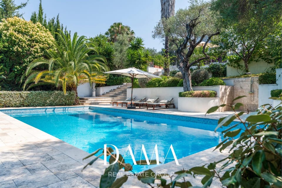 Modern villa with pool, garden, 4 bedrooms Villa in Antibes