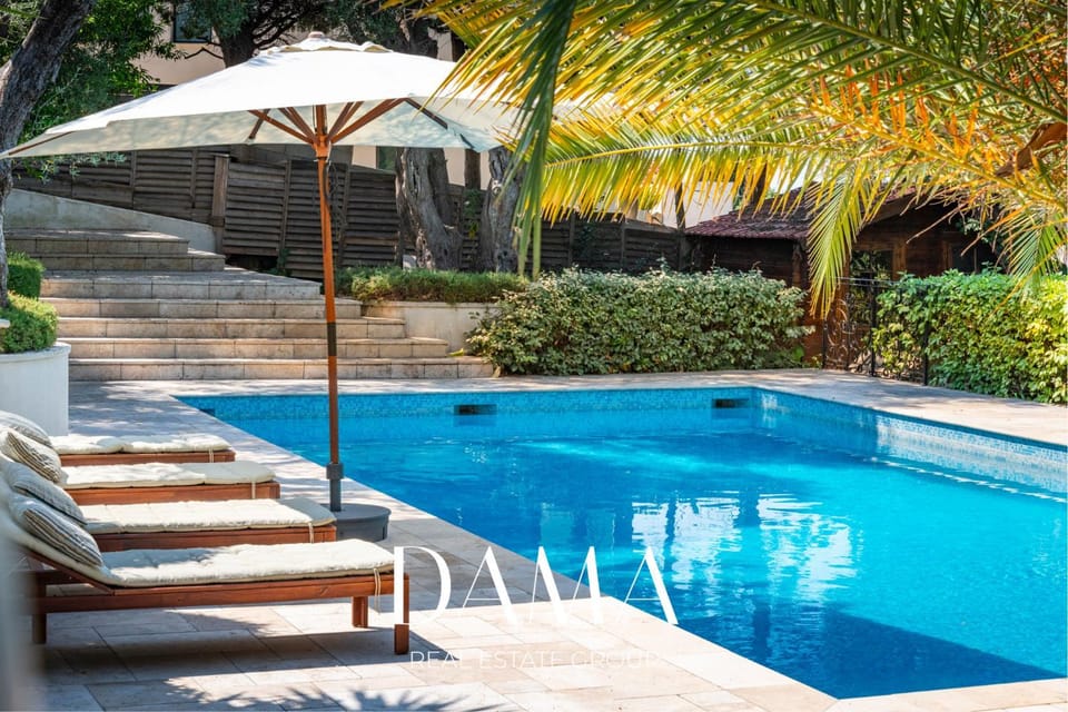 Swimming pool, sunbed