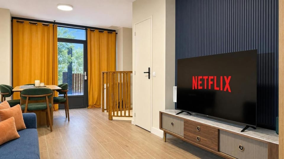 Communal lounge/ TV room, TV and multimedia, Living room, Seating area