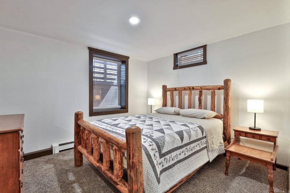 Liquid Lodge Lower - 2BR Duplex near Killington with 4 PM Checkout House in Mendon