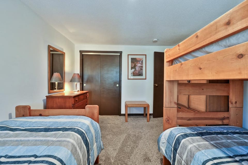 Liquid Lodge Lower - 2BR Duplex near Killington with 4 PM Checkout House in Mendon