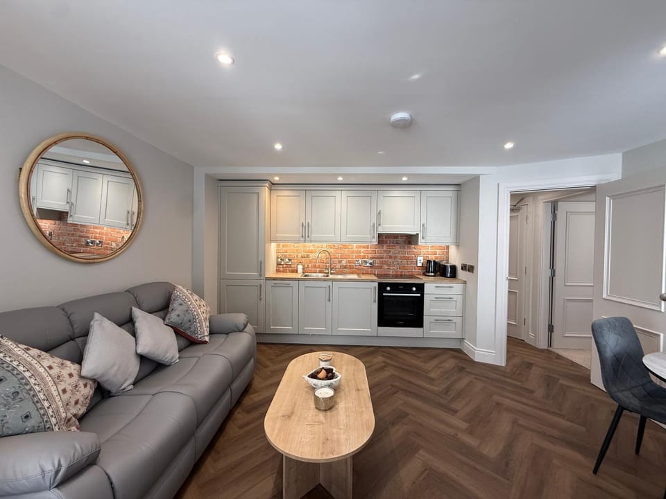 Coffee/tea facilities, Kitchen or kitchenette, Living room, Seating area, Dining area, oven, stove