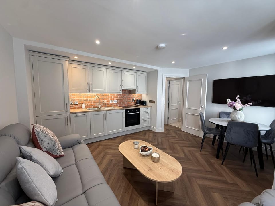 TV and multimedia, Coffee/tea facilities, Kitchen or kitchenette, Living room, Seating area, Dining area, oven, stove