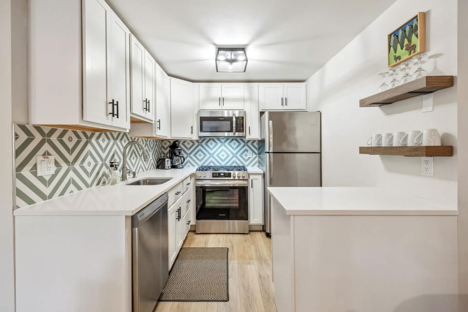 Elegant 3BR with Fireplace & Shuttle to Slopes House in Ludlow