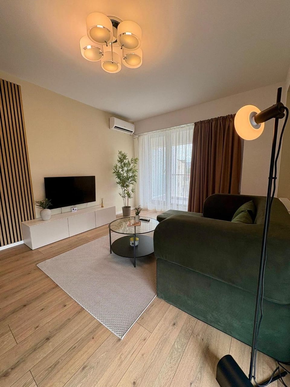 Bed, TV and multimedia, Living room, Seating area, Evening entertainment, Bedroom, air conditioner