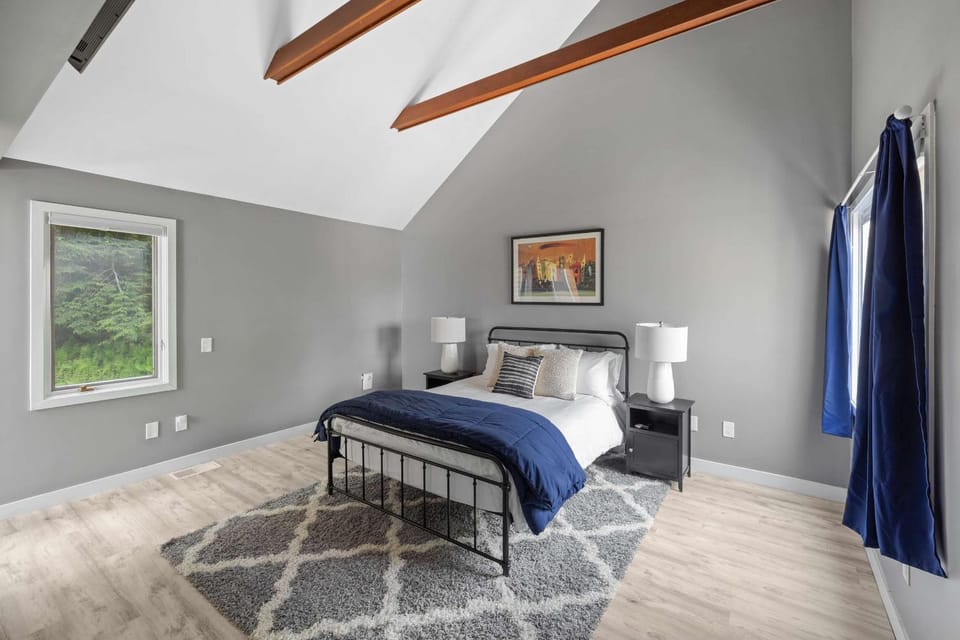 5BR Chalet with Hot Tub Game Room & EV Charger House in Ludlow