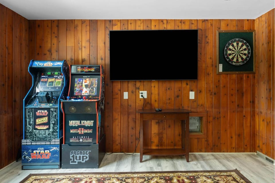 5BR Chalet with Hot Tub Game Room & EV Charger House in Ludlow