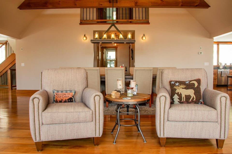 Mountainside 5BR Ski-In Ski-Out Okemo Retreat House in Mount Holly