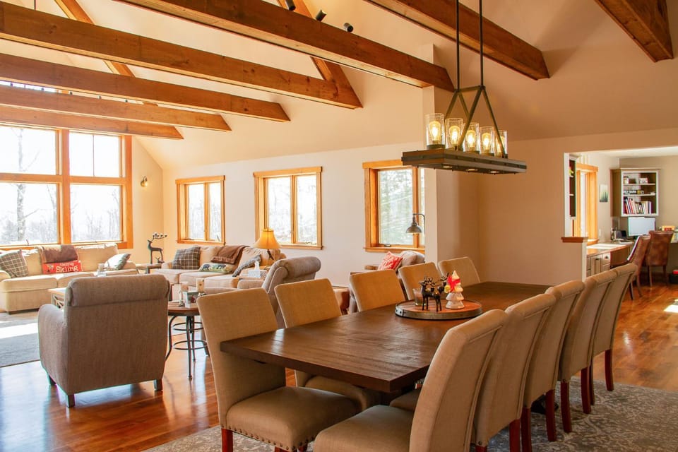 Mountainside 5BR Ski-In Ski-Out Okemo Retreat House in Mount Holly