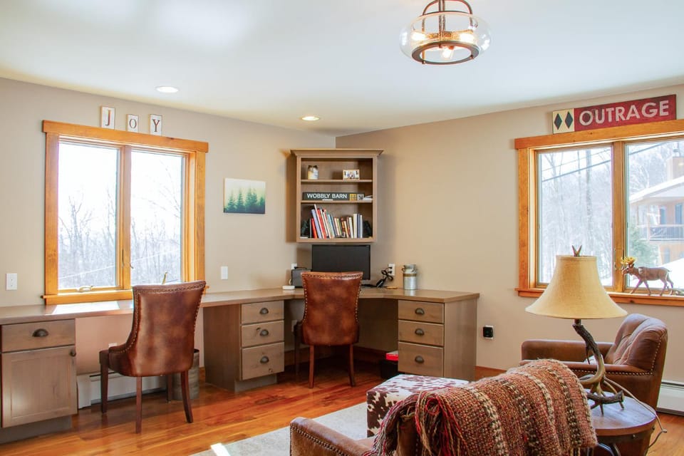Mountainside 5BR Ski-In Ski-Out Okemo Retreat House in Mount Holly