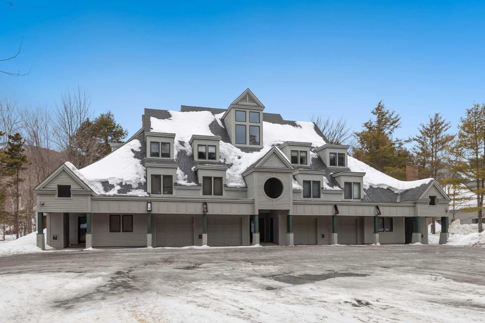 Ski-In ski-Out at Okemo 3BR Ledgewood with Fireplace House in Vermont
