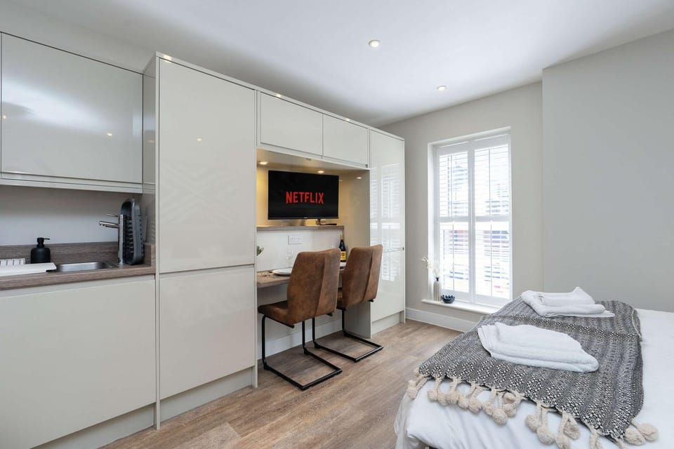 Stylish Modern Studio with Double Bed Apartment in Southampton