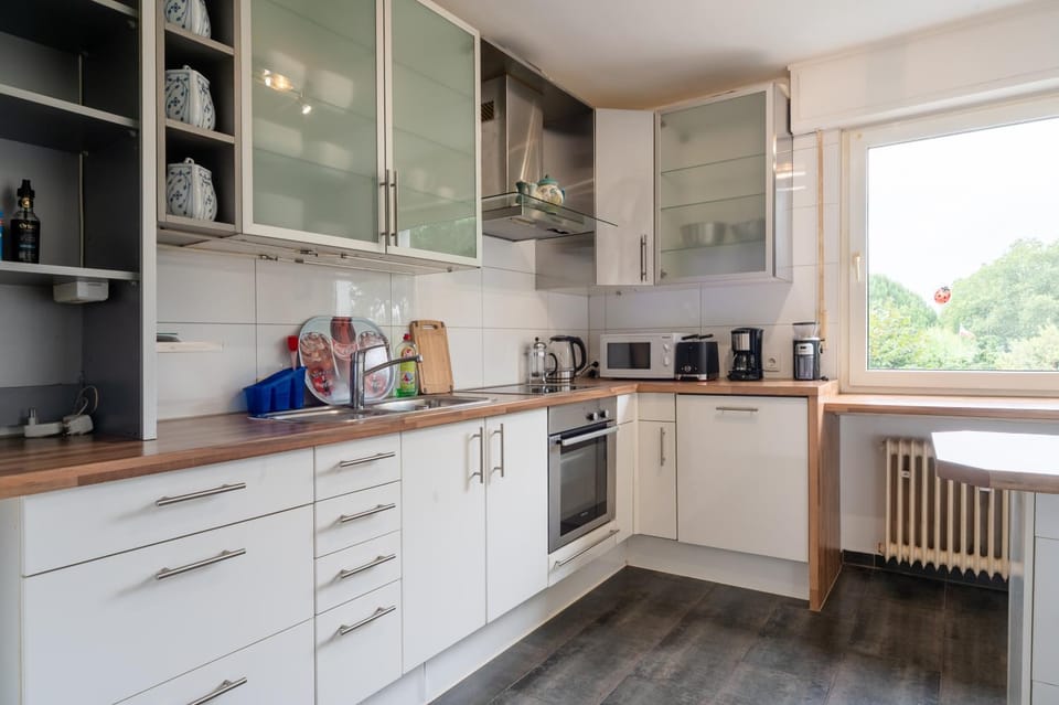 Coffee/tea facilities, Kitchen or kitchenette, dishwasher, stove, toaster