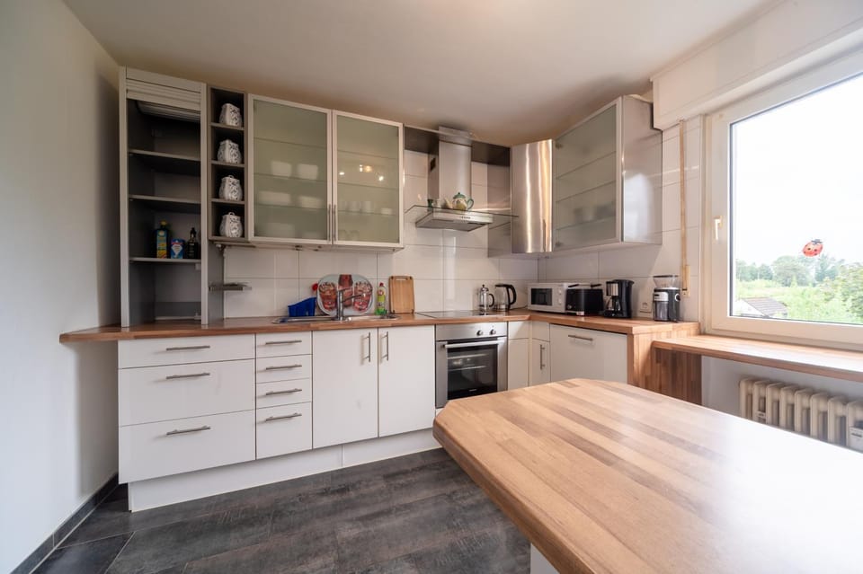Coffee/tea facilities, Kitchen or kitchenette, dishwasher, oven, stove, toaster