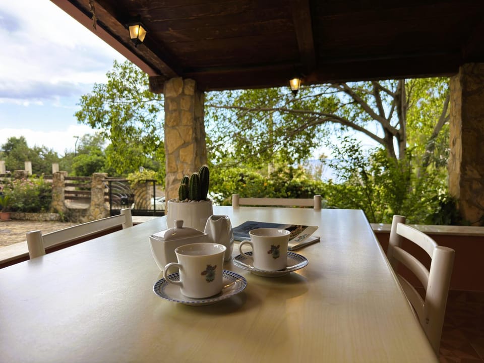 Patio, Garden, Coffee/tea facilities, Dining area, Sea view