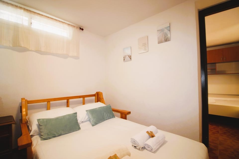 Bed, Photo of the whole room, Bedroom, locker, towels