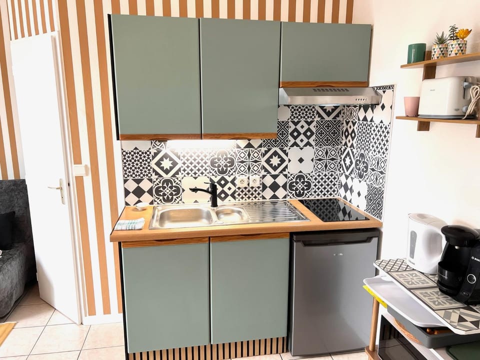 Kitchen or kitchenette, kitchen