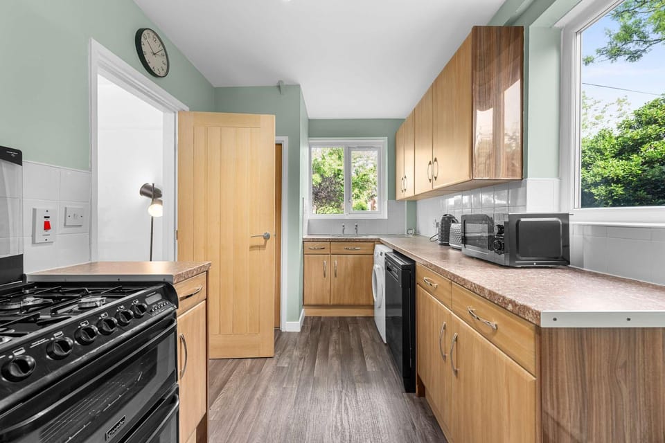 3 Bed Home Sleeps 8 Free Parking House in Manchester