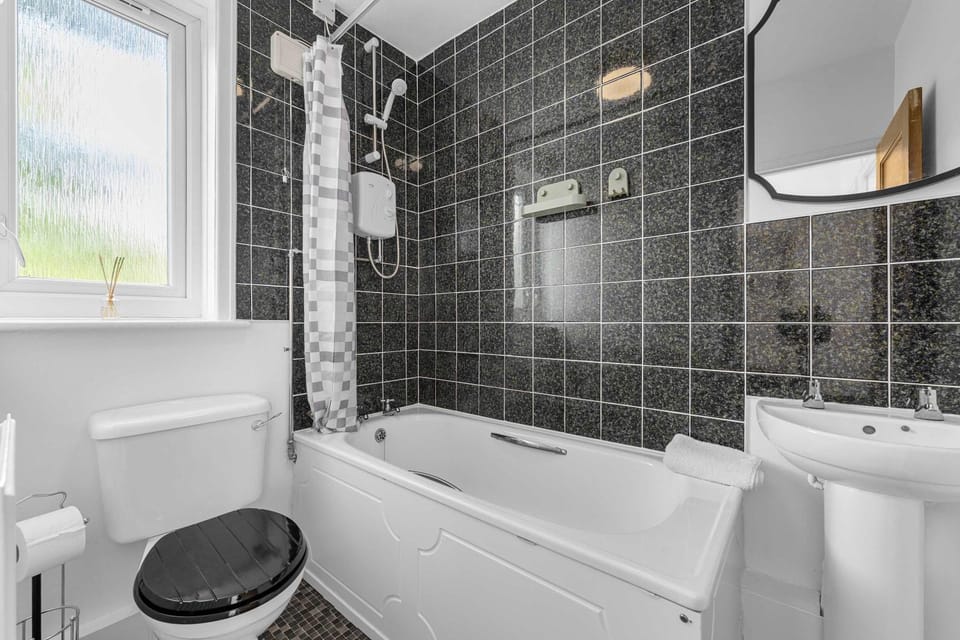 3 Bed Home Sleeps 8 Free Parking House in Manchester