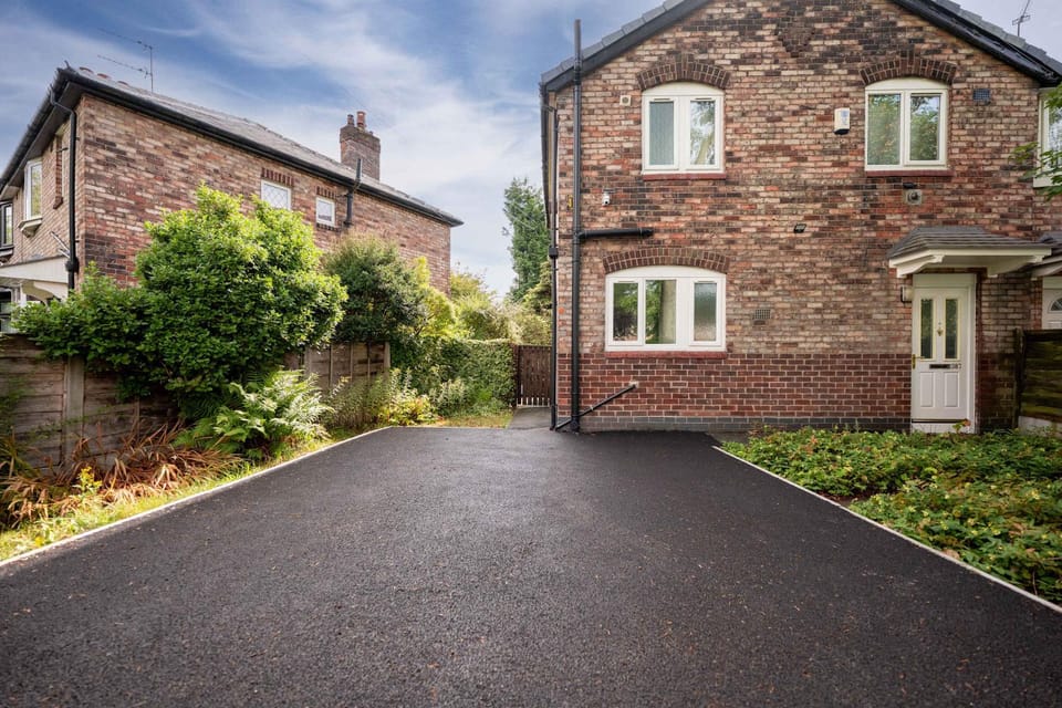 3 Bed Home Sleeps 8 Free Parking House in Manchester