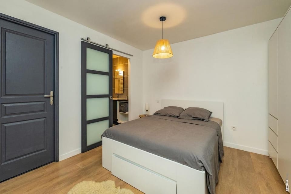 Bed, Photo of the whole room, Bedroom, wardrobe