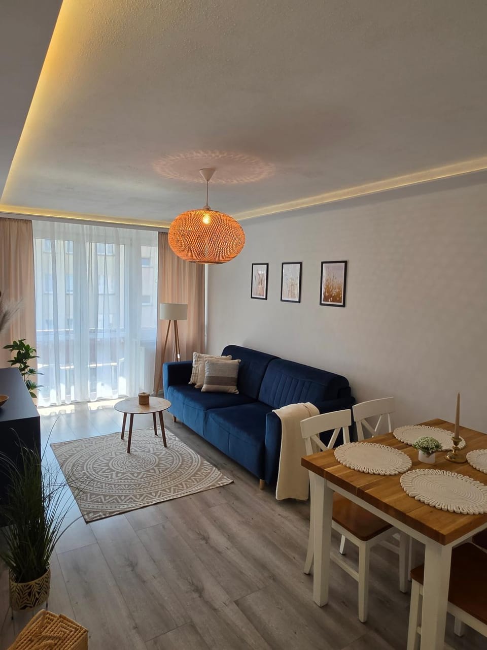 Bed, Living room, Seating area, Dining area