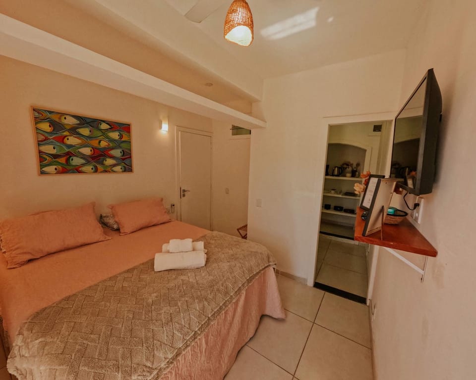 Bed, TV and multimedia, Bedroom, towels