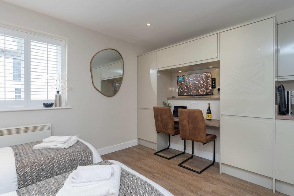 Smart and Stylish Twin Bed Studio Apartment in Southampton