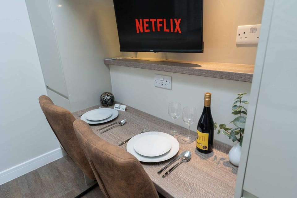 Smart and Stylish Twin Bed Studio Apartment in Southampton
