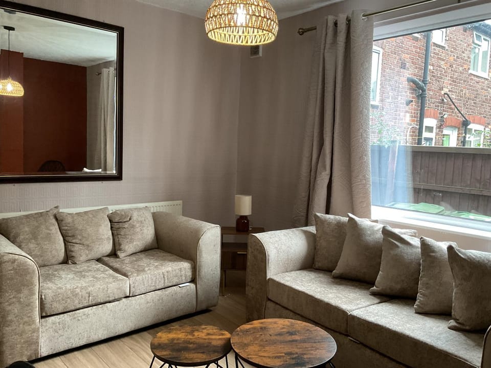 Newley Refurb 4BR Home Step-Free Access Ground Floor BR & Accessable Shower Free Parking on the drive House in Stretford