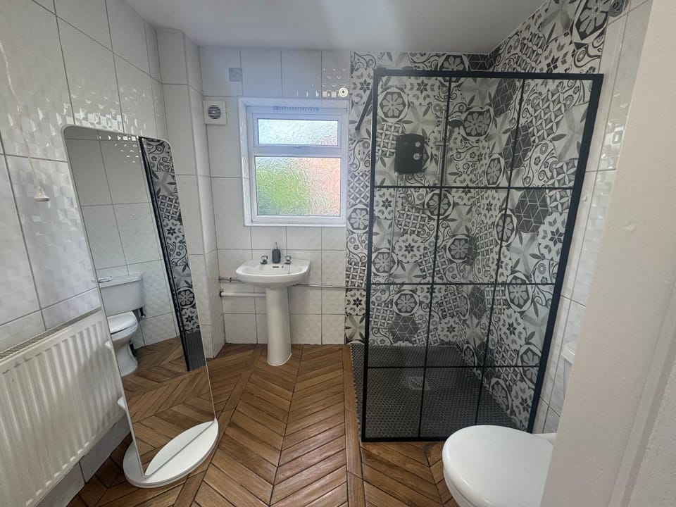 Newley Refurb 4BR Home Step-Free Access Ground Floor BR & Accessable Shower Free Parking on the drive House in Stretford