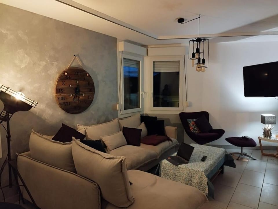 TV and multimedia, Living room, Seating area, Autumn