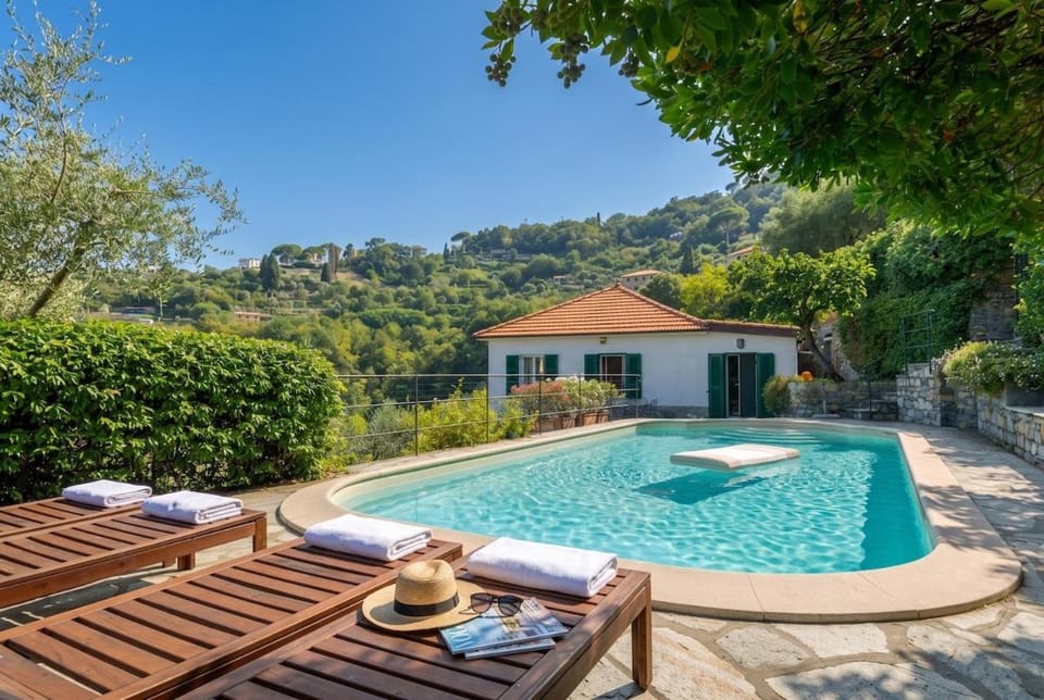 Swimming pool Veranda AC Free Parking Apartment in Rapallo