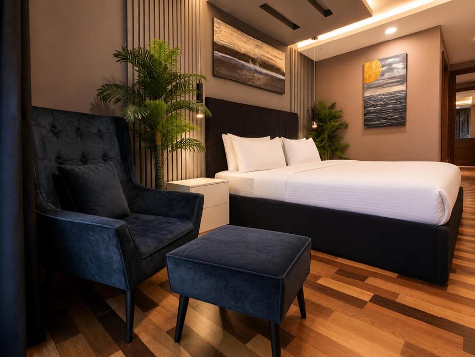 Bed, Living room, Photo of the whole room, Seating area