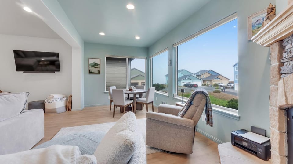 Coastal Pet-Friendly Bungalow with Water Views House in Gold Beach