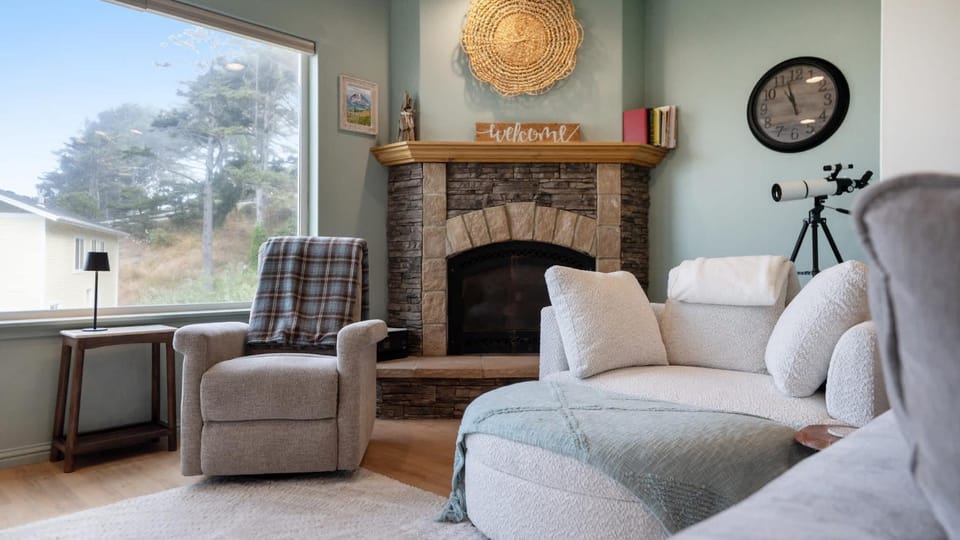 Coastal Pet-Friendly Bungalow with Water Views House in Gold Beach